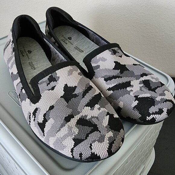 Clarks "Carly Dream" Loafer Flats Black/Grey Camo Knit Women's Size 8 - Picture 1 of 4